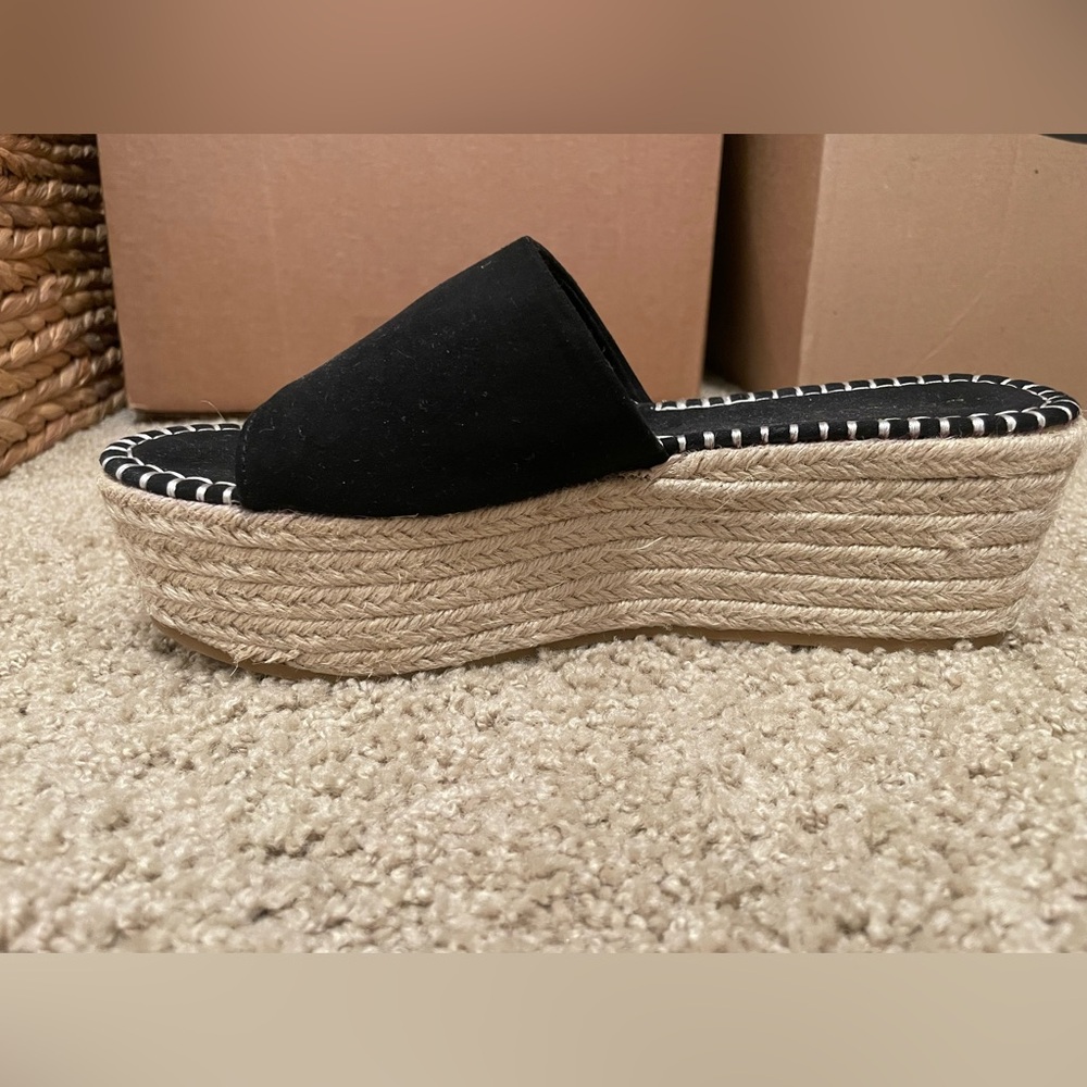 NEW size 7.5 rattan platform shoes with black suede accent.